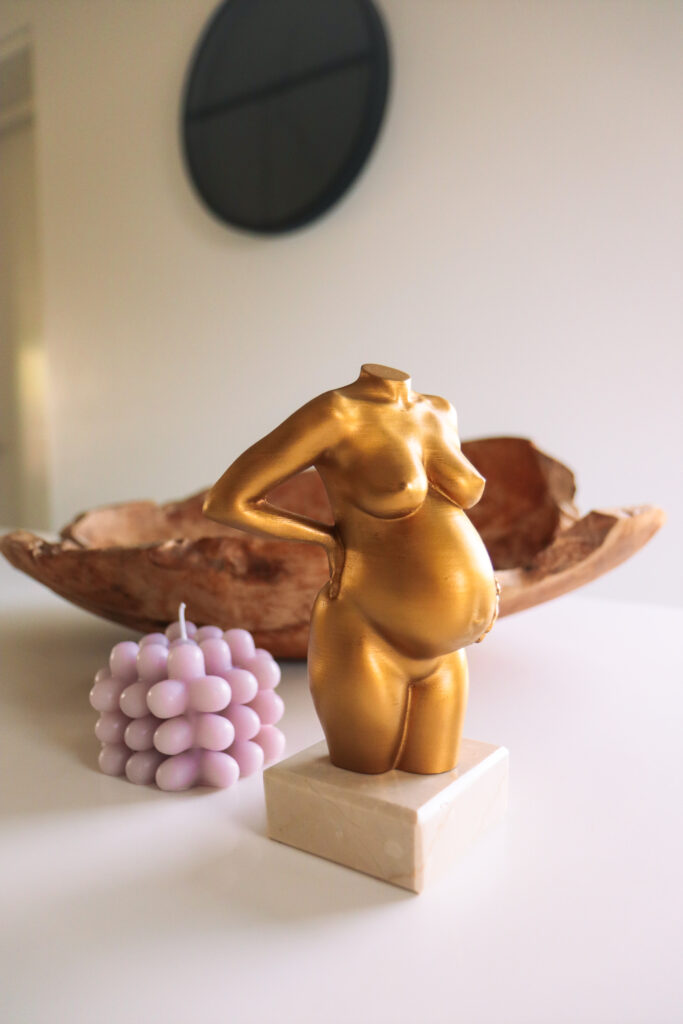 Personaliseerbaar 3D beeldje zwangerschap, waarbij elke ronding van de zwangere buik tot leven komt.