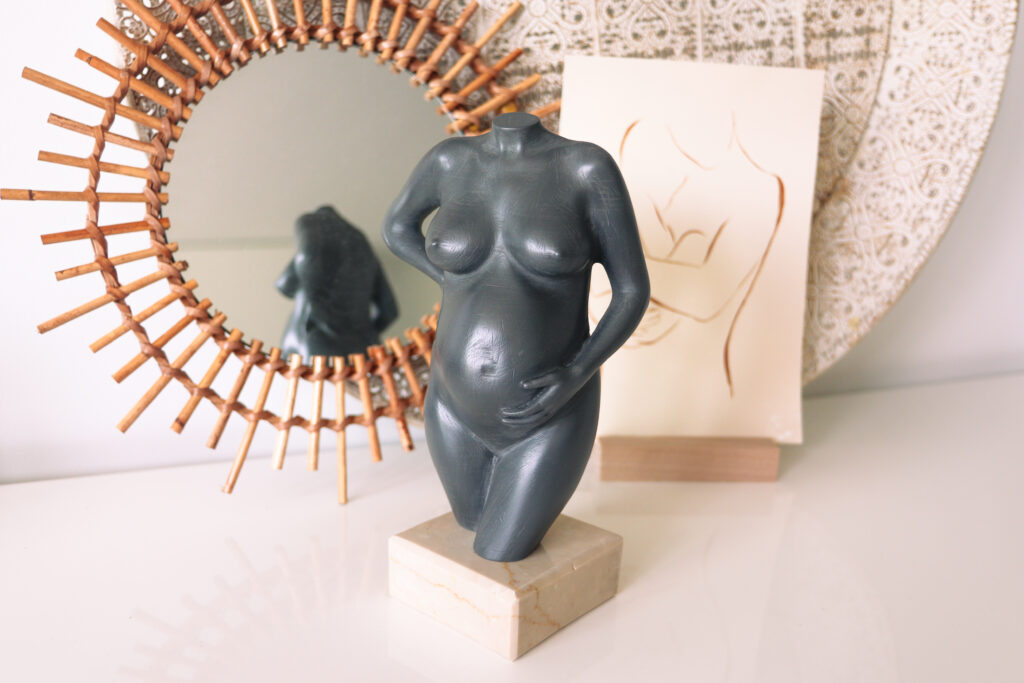 beeldje van grijze buik