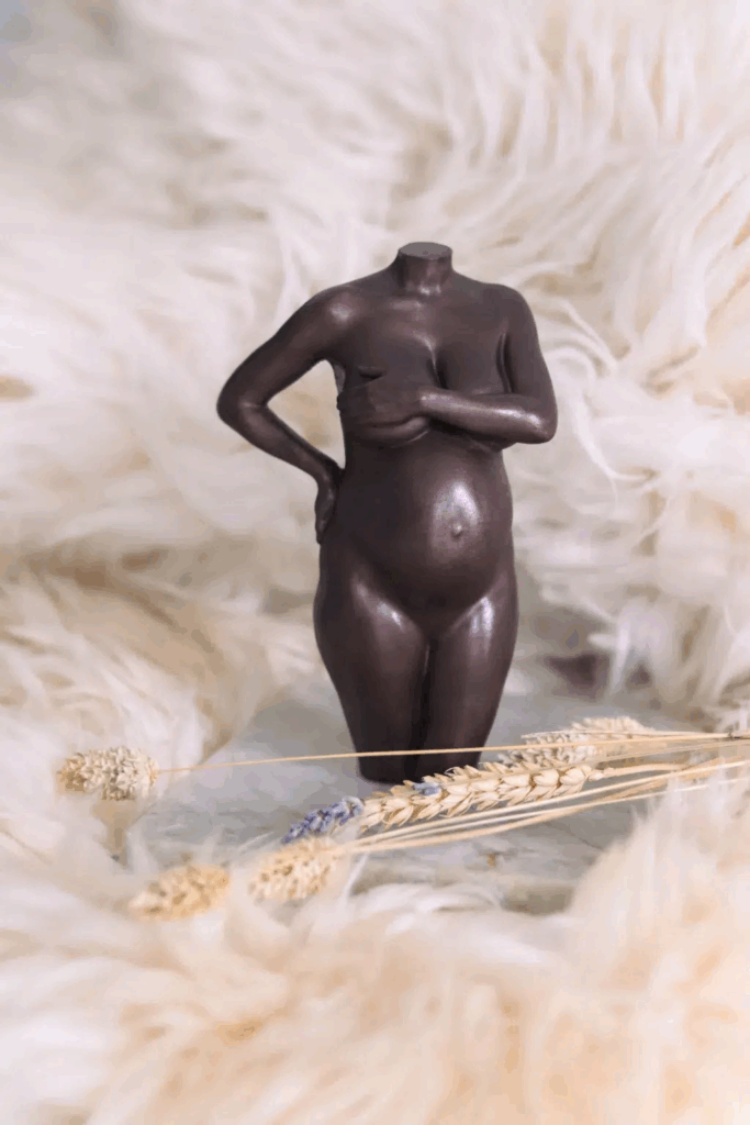 Bronzen beeld van een zwangere vrouw