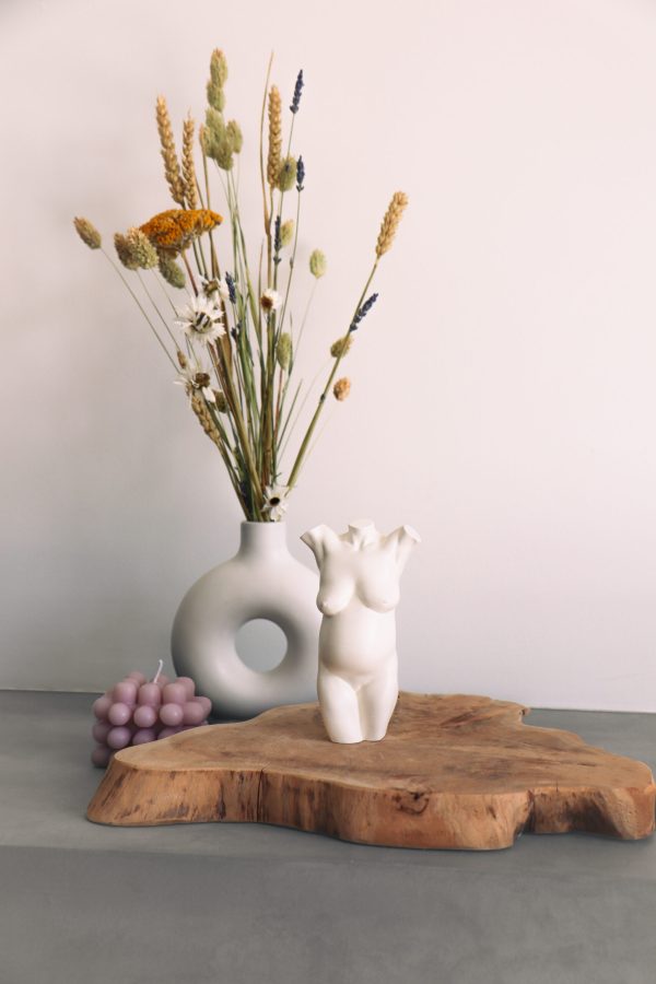 Gedetailleerd 3D beeldje zwangerschap, met een focus op de natuurlijke vormen van het zwangere lichaam.