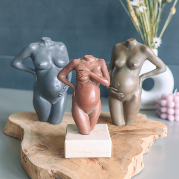 Realistisch 3D beeldje zwangerschap met een nauwkeurige weergave van de groeiende buik tijdens de zwangerschap.